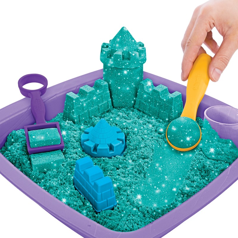 Kinetic Sand - Castello di sabbia glitterata, 453 g di Shimmer verde acqua, 5 formine e accessori, con vaschetta - per bambini