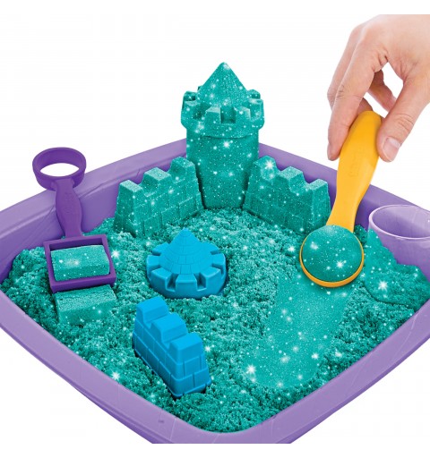 Kinetic Sand - Castello di sabbia glitterata, 453 g di Shimmer verde acqua, 5 formine e accessori, con vaschetta - per bambini