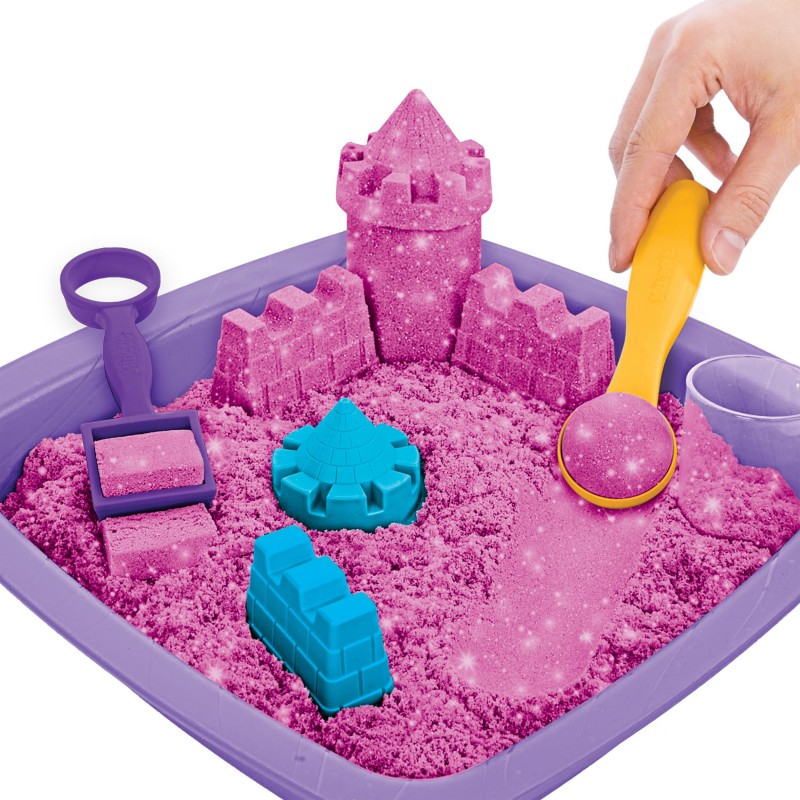 Kinetic Sand - Castello di sabbia glitterata, 453 g di Shimmer rosa, 5 formine e accessori con vaschetta - per bambini dai 3