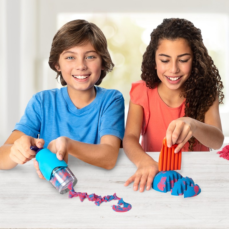 Kinetic Sand - ARENA MÁGICA - SET SANDISFYING - 907g de Arena Azul y Roja con 10 Moldes y Accesorios - Kit Manualidades Niños -