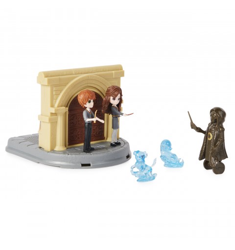 Wizarding World HARRY POTTER - PLAYSET 2 EN 1 LA SALLE SUR DEMANDE MAGICAL MINIS - Univers Magique 2 en 1 Avec 4 Figurines et