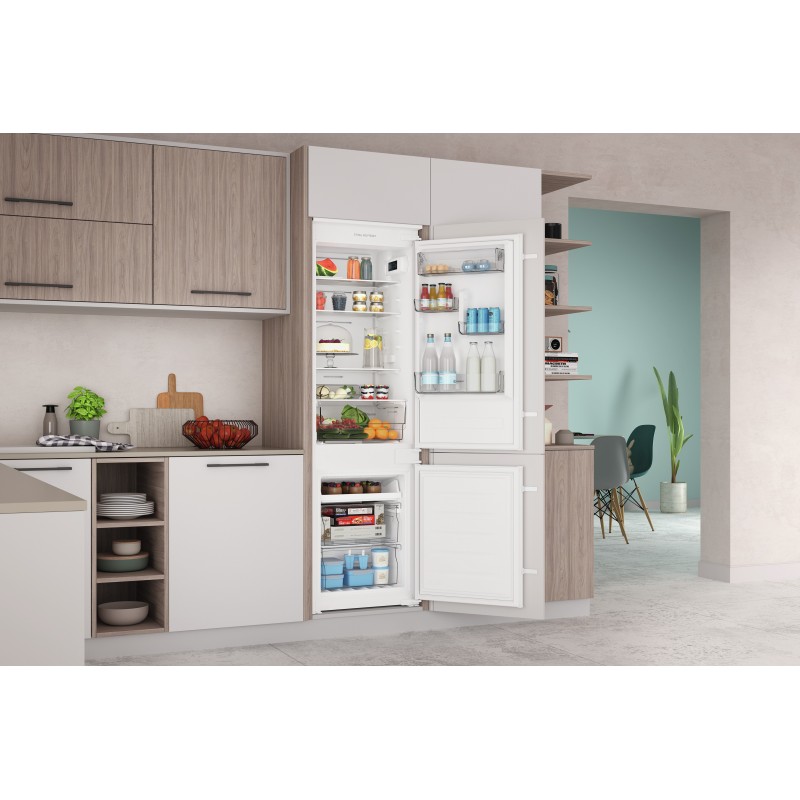 Indesit INC18 T111 frigorifero con congelatore Da incasso 250 L F Bianco