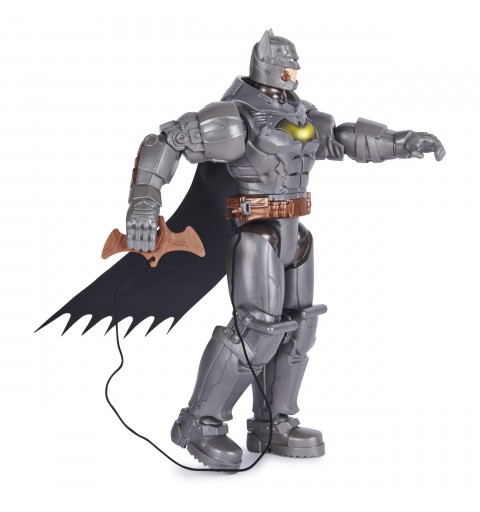 DC Comics , BATMAN, Personaggio Deluxe Battle Strike Batman da 30 cm, 5 accessori, oltre 20 suoni, giocattoli da collezionare