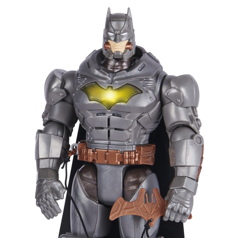 DC Comics Batman 30cm Deluxe - Actionfigur mit Schlag- und Wurffunktion, 5 Ausrüstungsgegenständen, Licht- und Soundeffekten