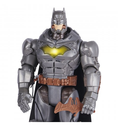 DC Comics , BATMAN, Personaggio Deluxe Battle Strike Batman da 30 cm, 5 accessori, oltre 20 suoni, giocattoli da collezionare