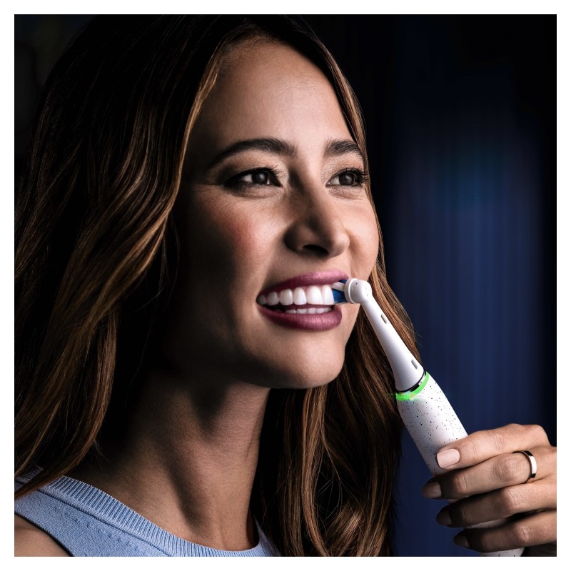 Oral-B iO Spazzolino Elettrico Ricaricabile 10 Bianco,1 Testina, 1 Custodia Da Viaggio ricaricabile, 1 Caricatore Sense