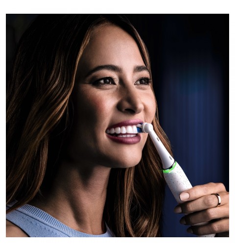 Oral-B iO Spazzolino Elettrico Ricaricabile 10 Bianco,1 Testina, 1 Custodia Da Viaggio ricaricabile, 1 Caricatore Sense