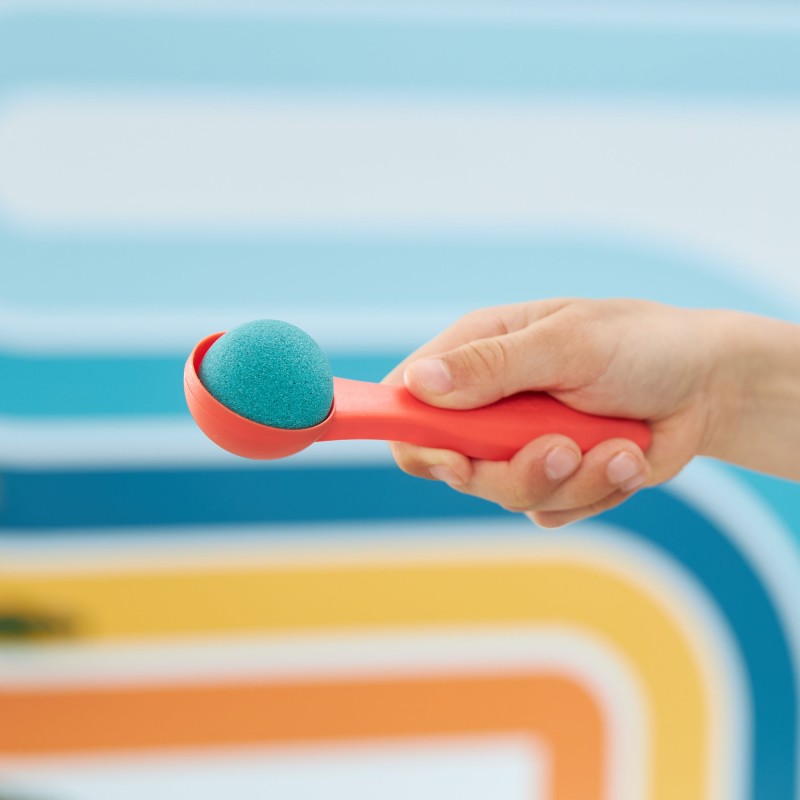 Kinetic Sand Mold n’ Flow, 1.5lbs Red and Teal Play Sand, 3 Tools Sensory Toys for Kids Ages 3+