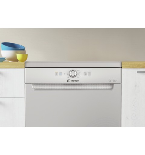 Indesit D2F HK26 S Independiente 14 cubiertos E