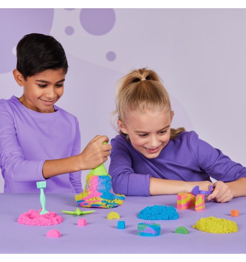 Kinetic Sand SABLE MAGIQUE - SQUISH N'CREATE 380 G + 5 MOULES - Créez Différentes Formes Hypnotisantes avec Ce Sable Magique Et