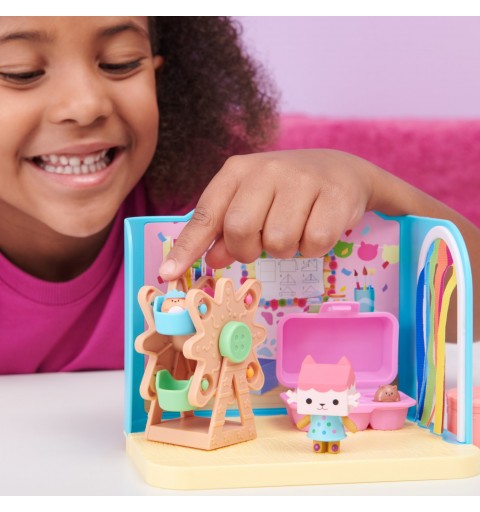 Gabby's Dollhouse Deluxe Raum, Craft-a-riffic-Room, Bastelzimmer mit Baby Box, Möbelstücken und thematischem Zubehör