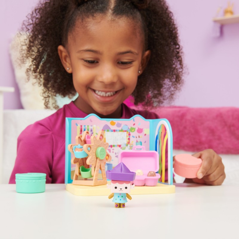 Gabby's Dollhouse Deluxe Raum, Craft-a-riffic-Room, Bastelzimmer mit Baby Box, Möbelstücken und thematischem Zubehör