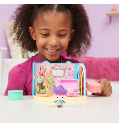 Gabby's Dollhouse Deluxe Raum, Craft-a-riffic-Room, Bastelzimmer mit Baby Box, Möbelstücken und thematischem Zubehör