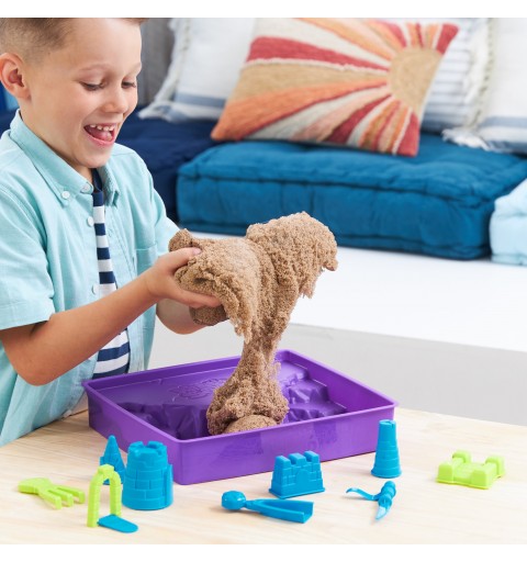 Kinetic Sand , Playset Regno di Sabbia, 1,13 kg di Sabbia Effetto Spiaggia, Formine e Accessori, Giochi Creativi per Bambini e