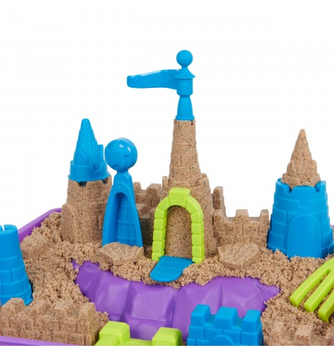 Kinetic Sand , Playset Regno di Sabbia, 1,13 kg di Sabbia Effetto Spiaggia, Formine e Accessori, Giochi Creativi per Bambini e