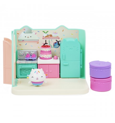 Gabby's Dollhouse Gabby‘s Dollhouse Deluxe Raum, Bakey with Cakey, Küche mit Kuchi (engl. Cakey), Möbelstücken und thematischem