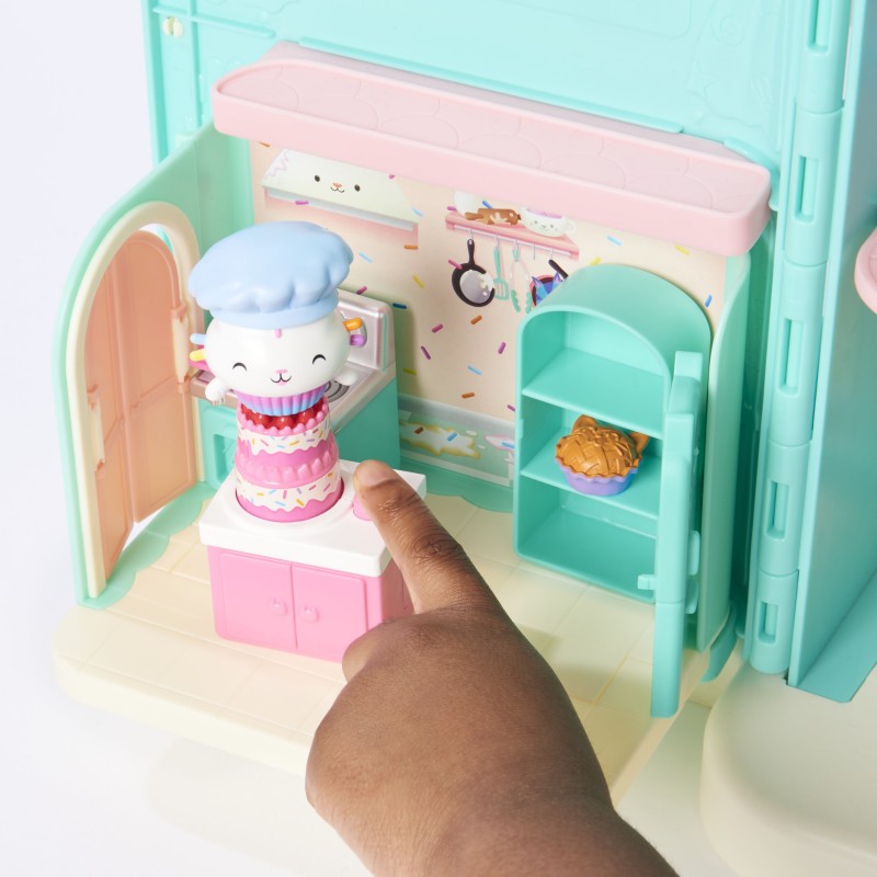 Gabby's Dollhouse Gabby‘s Dollhouse Deluxe Raum, Bakey with Cakey, Küche mit Kuchi (engl. Cakey), Möbelstücken und thematischem