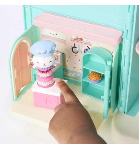 Gabby's Dollhouse Gabby‘s Dollhouse Deluxe Raum, Bakey with Cakey, Küche mit Kuchi (engl. Cakey), Möbelstücken und thematischem