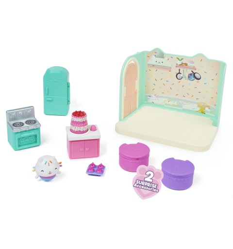 Gabby's Dollhouse Gabby‘s Dollhouse Deluxe Raum, Bakey with Cakey, Küche mit Kuchi (engl. Cakey), Möbelstücken und thematischem