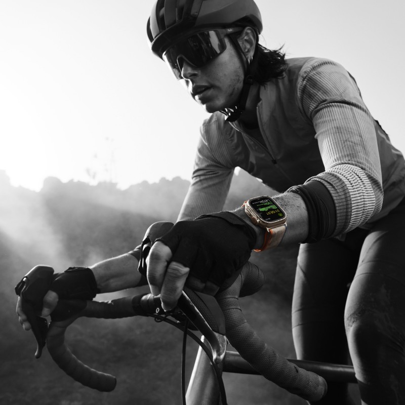 Apple Watch Ultra 2 GPS + Cellular, Cassa 49m in Titanio con Cinturino Ocean Arancione