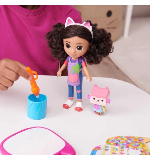 Gabby's Dollhouse , set di gioco Deluxe Crea con Gabby, bambola e accessori con lavagnetta e pennello ad acqua, per bambini e