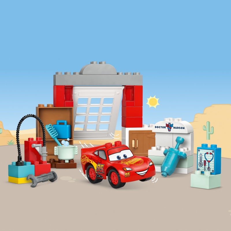 LEGO Visita de McQueen al Taller de Doc
