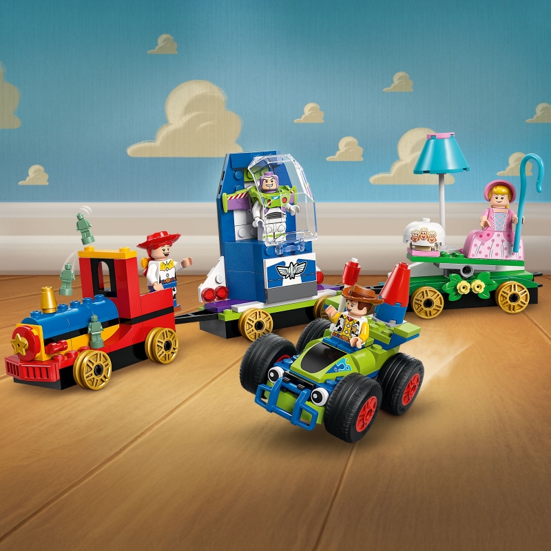 LEGO Tren de Celebración de Toy Story y Coche RC