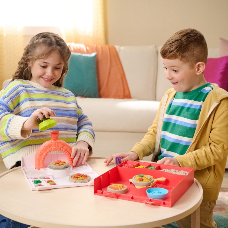 Kinetic Sand , Set di Gioco Squish Pizza, con 452 g di Sabbia e 5 Attrezzi, Giocattoli per Bambini e Bambine, 5+ Anni
