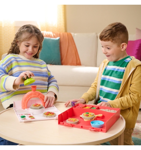Kinetic Sand SquishPizza Playset, Rising Pizza Toy with 1lb of Play Sand & 5 Tools, Sensory Arts & Crafts Toy for Kids Ages 5+,