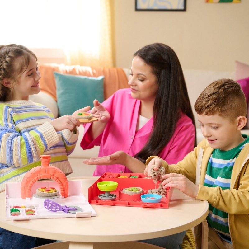 Kinetic Sand , Set di Gioco Squish Pizza, con 452 g di Sabbia e 5 Attrezzi, Giocattoli per Bambini e Bambine, 5+ Anni
