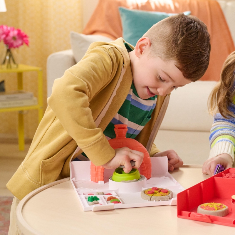 Kinetic Sand , Set di Gioco Squish Pizza, con 452 g di Sabbia e 5 Attrezzi, Giocattoli per Bambini e Bambine, 5+ Anni