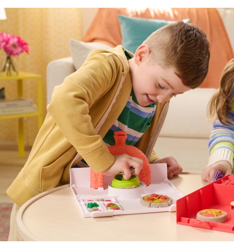 Kinetic Sand , Set di Gioco Squish Pizza, con 452 g di Sabbia e 5 Attrezzi, Giocattoli per Bambini e Bambine, 5+ Anni