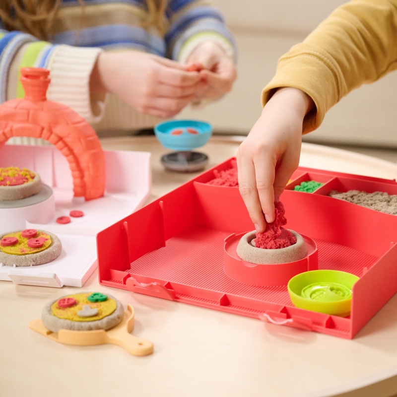 Kinetic Sand , Set di Gioco Squish Pizza, con 452 g di Sabbia e 5 Attrezzi, Giocattoli per Bambini e Bambine, 5+ Anni