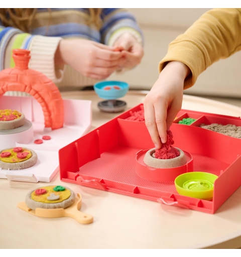 Kinetic Sand , Set di Gioco Squish Pizza, con 452 g di Sabbia e 5 Attrezzi, Giocattoli per Bambini e Bambine, 5+ Anni