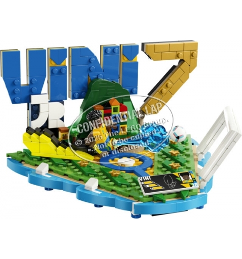 LEGO Editions 43027 Vini Jr. – Highlights Calcistici, Giocattolo 3D da Esposizione con Minifigure da Collezione, Regalo 10+