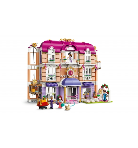 LEGO Friends 42704 Grand Hotel di Heartlake City, Giocattolo con 6 Mini Bamboline, 2 Animali e Accessori, Regalo Bambine 9+