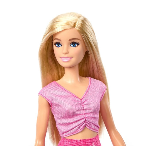 Barbie Family & Friends Modepuppe „Malibu“ aus der „Grenzenlose Abenteuer“-Reihe mit mehr als 10 Zubehörteilen rund ums Reisen