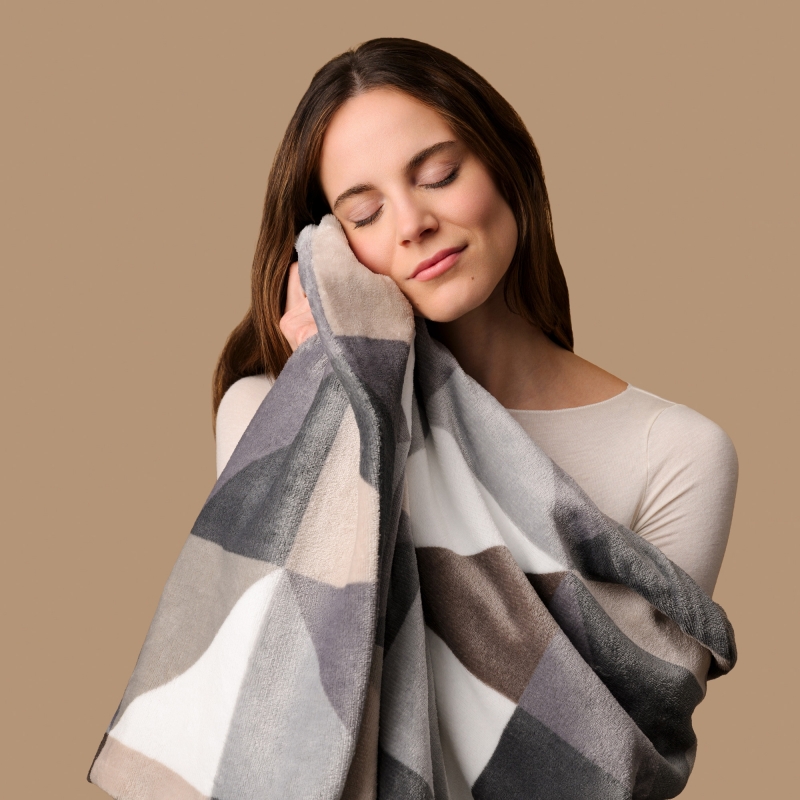 Imetec CaldoPlaid Adapto Plus Velvet Pattern Geometrico 140x180 cm, Plaid riscaldabile, Morbida Coperta elettrica, Tecnologia