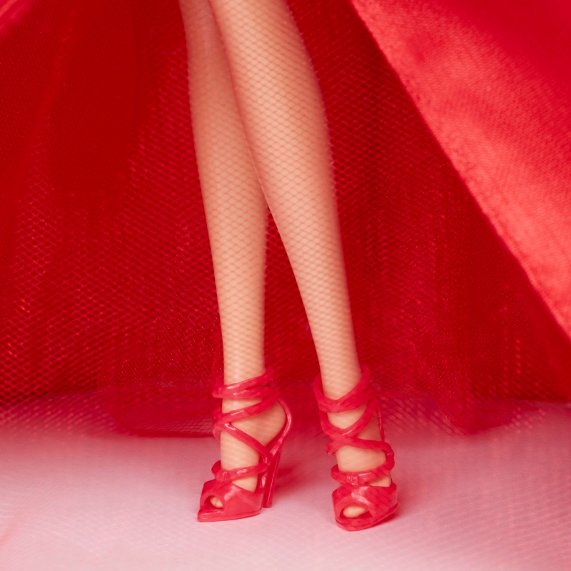 Barbie Signature Muñeca de moda Felices Fiestas 2026 de , muñeca de temporada para coleccionistas, pelo rubio y vestido rojo
