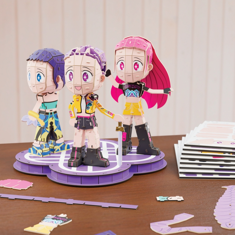 4D Build , KPop Demon Hunters, HUNTR X chibi, Puzzle 3D, Rumi, Zoey et Mira avec logo HUNTR X, puzzle à collectionner KPop
