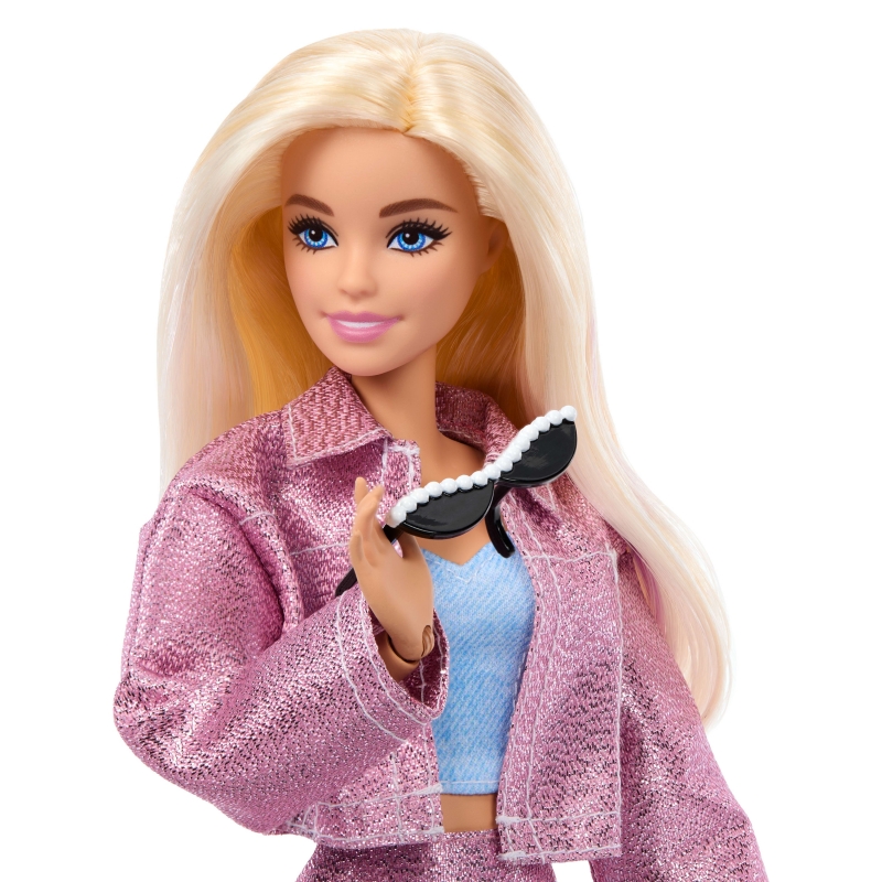 Barbie Muñeca Deluxe Style con 4 conjuntos, 4 accesorios, 4 manos intercambiables y pelo que cambia de color