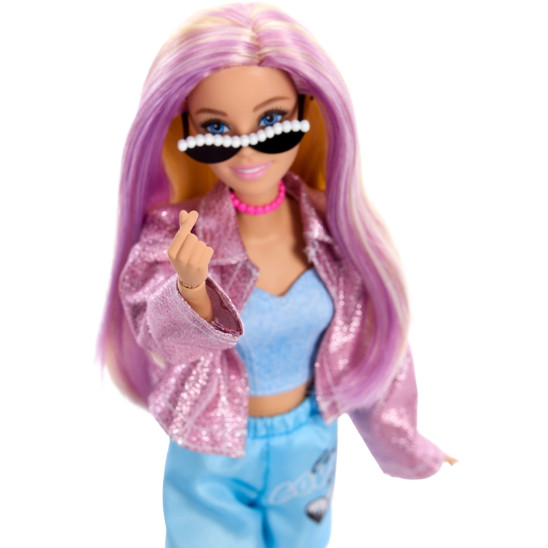 Barbie Muñeca Deluxe Style con 4 conjuntos, 4 accesorios, 4 manos intercambiables y pelo que cambia de color