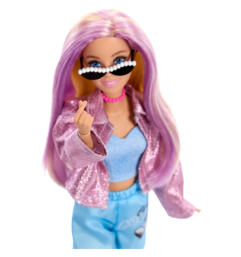 Barbie Deluxe Style-Puppe mit 4 Kleidungsstücken, 4 Zubehörteilen, 4 austauschbaren Händen und Farbwechsel-Haaren