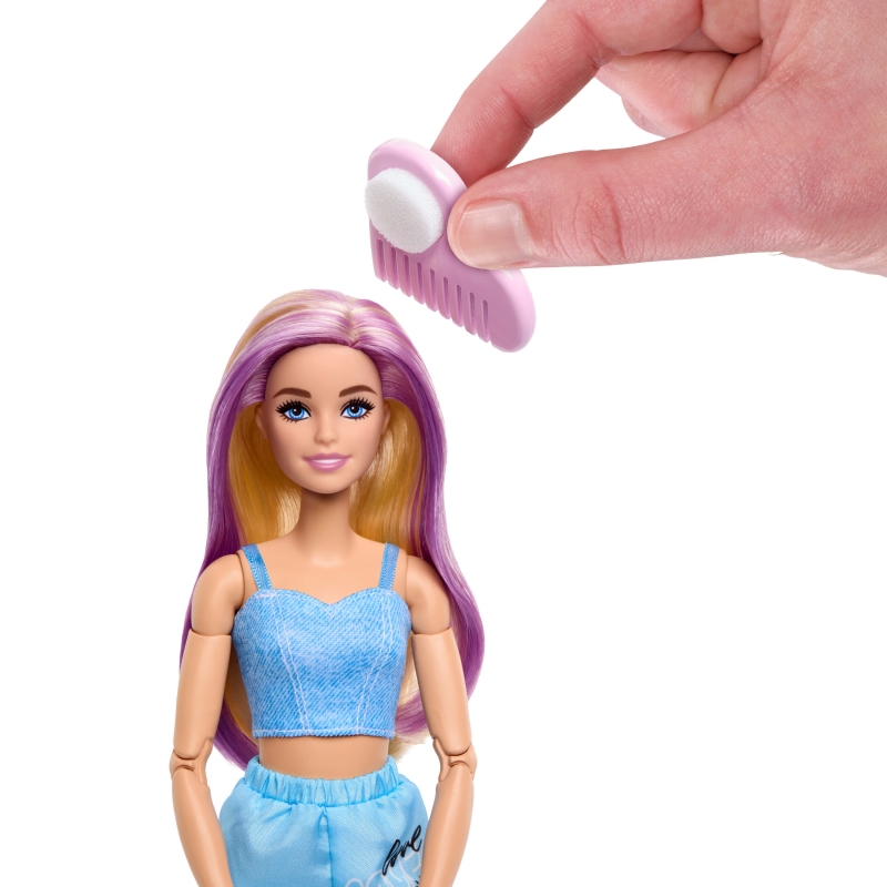 Barbie Muñeca Deluxe Style con 4 conjuntos, 4 accesorios, 4 manos intercambiables y pelo que cambia de color